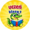 Wzór: Przypinka Uczeń Klasy 1 Krokodylek – grafika z napisem Uczeń klasy 1