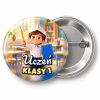 Przypinka Uczeń Klasy 1 Mały Rycerz: przypinka na pasowanie pierwszoklasisty z napisem Uczeń klasy 1 – przód i aluminiowy tył z agrafką