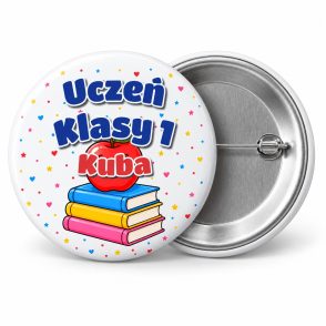 Przypinka Uczeń Klasy 1 z Imieniem Jabłko na Książkach: przypinka na pasowanie pierwszoklasisty z napisem Uczeń Klasy 1 oraz polem imię (np. Kuba) – przód i aluminiowy tył z agrafką