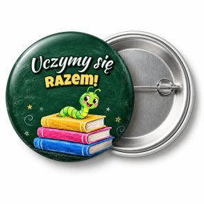 Przypinka Uczymy Się Razem Książki z Moliem: przypinka na pasowanie pierwszoklasisty z napisem Uczymy się razem! – przód i aluminiowy tył z agrafką