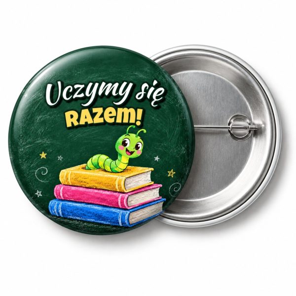 Przypinka Uczymy Się Razem Książki z Moliem: przypinka na pasowanie pierwszoklasisty z napisem Uczymy się razem! – przód i aluminiowy tył z agrafką