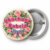Przypinka Ukochana Babcia w Wianku: przypinka na Dzień Babci i Dziadka z napisem Ukochana Babcia oraz polem imię (np. Krysia) – przód i aluminiowy tył z agrafką