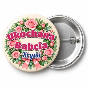 Przypinka Ukochana Babcia w Wianku: przypinka na Dzień Babci i Dziadka z napisem Ukochana Babcia oraz polem imię (np. Krysia) – przód i aluminiowy tył z agrafką