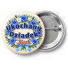 Przypinka Ukochany Dziadek w Wianku: przypinka na Dzień Babci i Dziadka z napisem Ukochany Dziadek oraz polem imię (np. Józek) – przód i aluminiowy tył z agrafką