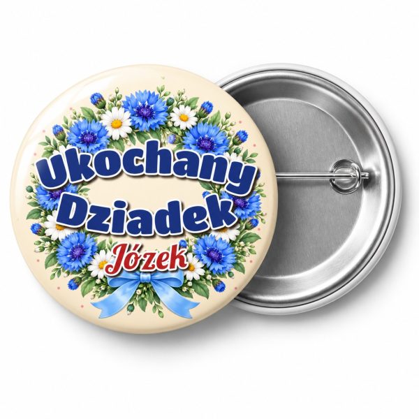 Przypinka Ukochany Dziadek w Wianku: przypinka na Dzień Babci i Dziadka z napisem Ukochany Dziadek oraz polem imię (np. Józek) – przód i aluminiowy tył z agrafką