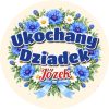Wzór: Przypinka Ukochany Dziadek w Wianku – napis Ukochany Dziadek i pole imię na pastelowej grafice