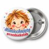 Przypinka Uśmiechnięty Przedszkolak Kredkowa Buźka: przypinka na pasowanie na przedszkolaka z napisem Uśmiechnięty przedszkolak – przód i aluminiowy tył z agrafką