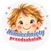 Wzór: Przypinka Uśmiechnięty Przedszkolak Kredkowa Buźka – grafika z napisem Uśmiechnięty przedszkolak