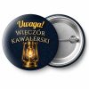 Przypinka Uwaga Wieczór Kawalerski Latarnia Naftowa: przypinka na wieczór kawalerski z napisem Uwaga! Wieczór kawalerski – przód i aluminiowy tył z agrafką