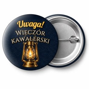 Przypinka Uwaga Wieczór Kawalerski Latarnia Naftowa: przypinka na wieczór kawalerski z napisem Uwaga! Wieczór kawalerski – przód i aluminiowy tył z agrafką