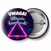 Przypinka Uwaga Wieczór Kawalerski Neonowy Trójkąt: przypinka na wieczór kawalerski z napisem Uwaga! Wieczór kawalerski – przód i aluminiowy tył z agrafką