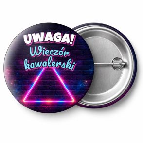 Przypinka Uwaga Wieczór Kawalerski Neonowy Trójkąt: przypinka na wieczór kawalerski z napisem Uwaga! Wieczór kawalerski – przód i aluminiowy tył z agrafką