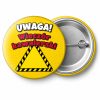 Przypinka Uwaga Wieczór Kawalerski Pasy Ostrzegawcze: przypinka na wieczór kawalerski z napisem Uwaga! Wieczór kawalerski – przód i aluminiowy tył z agrafką