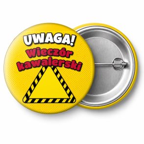 Przypinka Uwaga Wieczór Kawalerski Pasy Ostrzegawcze: przypinka na wieczór kawalerski z napisem Uwaga! Wieczór kawalerski – przód i aluminiowy tył z agrafką