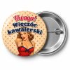 Przypinka Uwaga Wieczór Kawalerski Pin-up ze Zdziwioną Miną: przypinka na wieczór kawalerski z napisem Uwaga! Wieczór kawalerski – przód i aluminiowy tył z agrafką