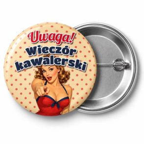 Przypinka Uwaga Wieczór Kawalerski Pin-up ze Zdziwioną Miną: przypinka na wieczór kawalerski z napisem Uwaga! Wieczór kawalerski – przód i aluminiowy tył z agrafką