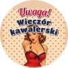 Wzór: Przypinka Uwaga Wieczór Kawalerski Pin-up ze Zdziwioną Miną – grafika z napisem Uwaga! Wieczór kawalerski