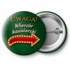 Przypinka Uwaga Wieczór Kawalerski Strzałka Vegas: przypinka na wieczór kawalerski z napisem Uwaga! Wieczór kawalerski – przód i aluminiowy tył z agrafką