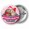 Przypinka Walentynkowe Morsowanie z Datą: przypinka dla morsów z napisem Walentynkowe morsowanie oraz polem data (np. 14.02.2027) – przód i aluminiowy tył z agrafką