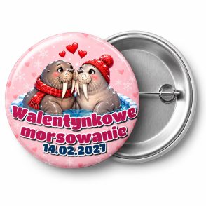Przypinka Walentynkowe Morsowanie z Datą: przypinka dla morsów z napisem Walentynkowe morsowanie oraz polem data (np. 14.02.2027) – przód i aluminiowy tył z agrafką