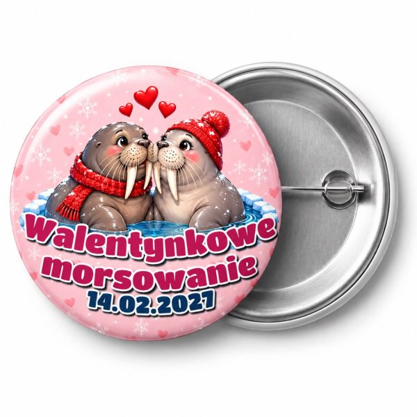 Przypinka Walentynkowe Morsowanie z Datą: przypinka dla morsów z napisem Walentynkowe morsowanie oraz polem data (np. 14.02.2027) – przód i aluminiowy tył z agrafką