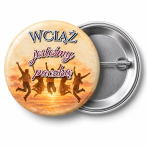 Przypinka Wciąż Jesteśmy Paczką: przypinka na spotkanie klasowe z napisem Wciąż jesteśmy paczką – przód i aluminiowy tył z agrafką