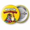 Przypinka Wieczór Kawalerski Czapeczka i Piwo: przypinka na wieczór kawalerski z napisem Wieczór kawalerski – przód i aluminiowy tył z agrafką