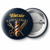 Przypinka Wieczór Kawalerski Słupek Barbera: przypinka na wieczór kawalerski z napisem Wieczór kawalerski – przód i aluminiowy tył z agrafką