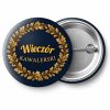 Przypinka Wieczór Kawalerski Wieniec Dębowy: przypinka na wieczór kawalerski z napisem Wieczór kawalerski – przód i aluminiowy tył z agrafką