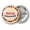 Przypinka Wieczór Kawalerski Wieniec Muszek i Gwiazd: przypinka na wieczór kawalerski z napisem Wieczór kawalerski – przód i aluminiowy tył z agrafką