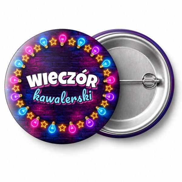 Przypinka Wieczór Kawalerski Wieniec Neonowych Żarówek: przypinka na wieczór kawalerski z napisem Wieczór kawalerski – przód i aluminiowy tył z agrafką