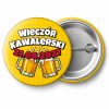 Przypinka Wieczór Kawalerski z Datą Dwa Kufle: przypinka na wieczór kawalerski z napisem Wieczór Kawalerski oraz polem data (np. 21.08.2027) – przód i aluminiowy tył z agrafką