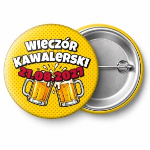 Przypinka Wieczór Kawalerski z Datą Dwa Kufle: przypinka na wieczór kawalerski z napisem Wieczór Kawalerski oraz polem data (np. 21.08.2027) – przód i aluminiowy tył z agrafką