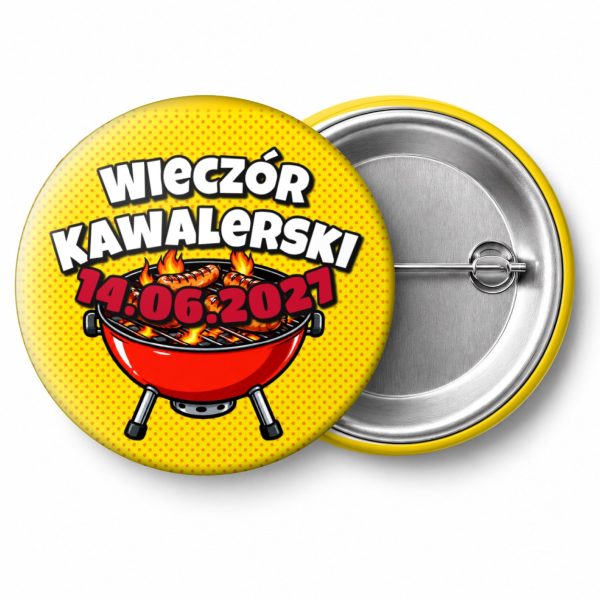 Przypinka Wieczór Kawalerski z Datą Grill i Kiełbaski: przypinka na wieczór kawalerski z napisem Wieczór Kawalerski oraz polem data (np. 14.06.2027) – przód i aluminiowy tył z agrafką