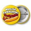 Przypinka Wieczór Kawalerski z Datą Hot Dog: przypinka na wieczór kawalerski z napisem Wieczór Kawalerski oraz polem data (np. 12.09.2027) – przód i aluminiowy tył z agrafką
