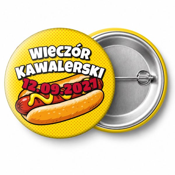 Przypinka Wieczór Kawalerski z Datą Hot Dog: przypinka na wieczór kawalerski z napisem Wieczór Kawalerski oraz polem data (np. 12.09.2027) – przód i aluminiowy tył z agrafką