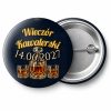 Przypinka Wieczór Kawalerski z Datą Karafka i Szklanki: przypinka na wieczór kawalerski z napisem Wieczór Kawalerski oraz polem data (np. 14.06.2027) – przód i aluminiowy tył z agrafką