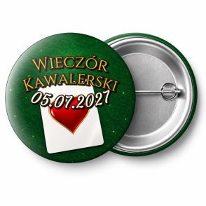 Przypinka Wieczór Kawalerski z Datą Karta Kier: przypinka na wieczór kawalerski z napisem Wieczór Kawalerski oraz polem data (np. 05.07.2027) – przód i aluminiowy tył z agrafką