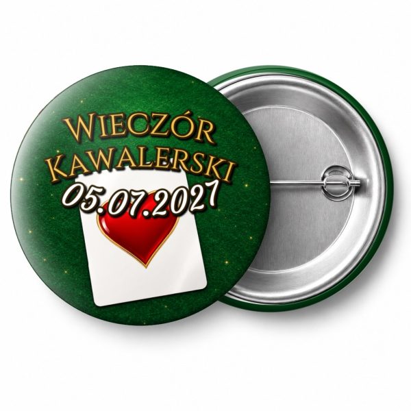 Przypinka Wieczór Kawalerski z Datą Karta Kier: przypinka na wieczór kawalerski z napisem Wieczór Kawalerski oraz polem data (np. 05.07.2027) – przód i aluminiowy tył z agrafką