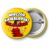 Przypinka Wieczór Kawalerski z Datą Komiksowa Tancerka: przypinka na wieczór kawalerski z napisem Wieczór Kawalerski oraz polem data (np. 05.07.2027) – przód i aluminiowy tył z agrafką