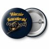Przypinka Wieczór Kawalerski z Datą Melonik i Laska: przypinka na wieczór kawalerski z napisem Wieczór Kawalerski oraz polem data (np. 05.07.2027) – przód i aluminiowy tył z agrafką