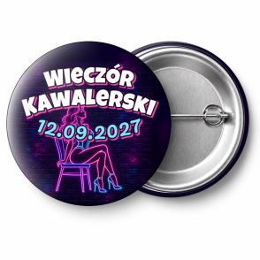 Przypinka Wieczór Kawalerski z Datą Modelka na Krześle: przypinka na wieczór kawalerski z napisem Wieczór Kawalerski oraz polem data (np. 12.09.2027) – przód i aluminiowy tył z agrafką