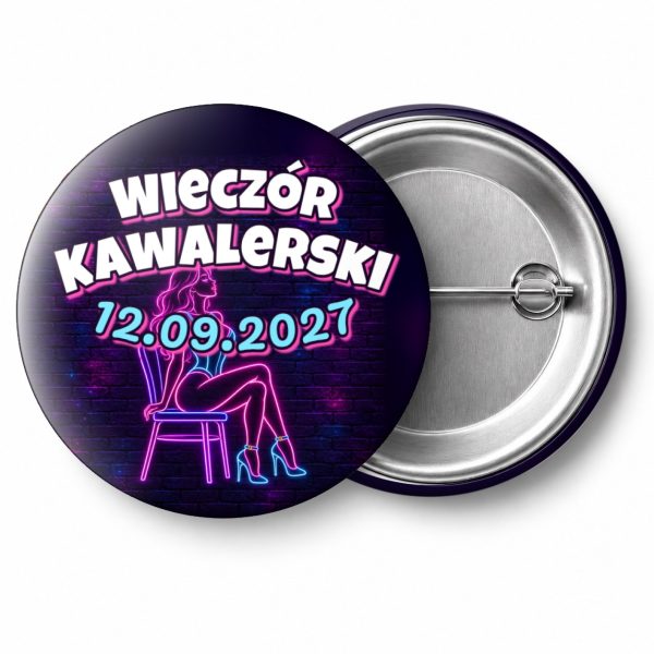 Przypinka Wieczór Kawalerski z Datą Modelka na Krześle: przypinka na wieczór kawalerski z napisem Wieczór Kawalerski oraz polem data (np. 12.09.2027) – przód i aluminiowy tył z agrafką