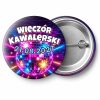 Przypinka Wieczór Kawalerski z Datą Neonowa Kula Disco: przypinka na wieczór kawalerski z napisem Wieczór Kawalerski oraz polem data (np. 21.08.2027) – przód i aluminiowy tył z agrafką