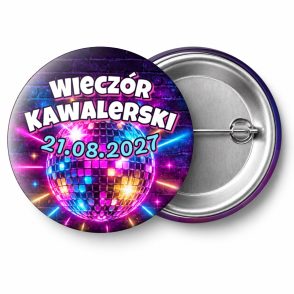 Przypinka Wieczór Kawalerski z Datą Neonowa Kula Disco: przypinka na wieczór kawalerski z napisem Wieczór Kawalerski oraz polem data (np. 21.08.2027) – przód i aluminiowy tył z agrafką