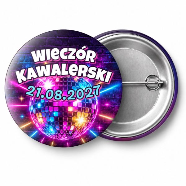 Przypinka Wieczór Kawalerski z Datą Neonowa Kula Disco: przypinka na wieczór kawalerski z napisem Wieczór Kawalerski oraz polem data (np. 21.08.2027) – przód i aluminiowy tył z agrafką