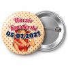 Przypinka Wieczór Kawalerski z Datą Pin-up Kowbojka: przypinka na wieczór kawalerski z napisem Wieczór Kawalerski oraz polem data (np. 05.07.2027) – przód i aluminiowy tył z agrafką