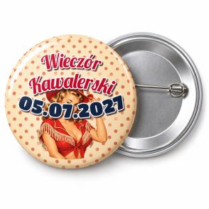 Przypinka Wieczór Kawalerski z Datą Pin-up Kowbojka: przypinka na wieczór kawalerski z napisem Wieczór Kawalerski oraz polem data (np. 05.07.2027) – przód i aluminiowy tył z agrafką