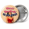 Przypinka Wieczór Kawalerski z Datą Pin-up przy Mikrofonie: przypinka na wieczór kawalerski z napisem Wieczór Kawalerski oraz polem data (np. 12.09.2027) – przód i aluminiowy tył z agrafką