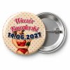 Przypinka Wieczór Kawalerski z Datą Pin-up z Szampanem: przypinka na wieczór kawalerski z napisem Wieczór Kawalerski oraz polem data (np. 14.06.2027) – przód i aluminiowy tył z agrafką